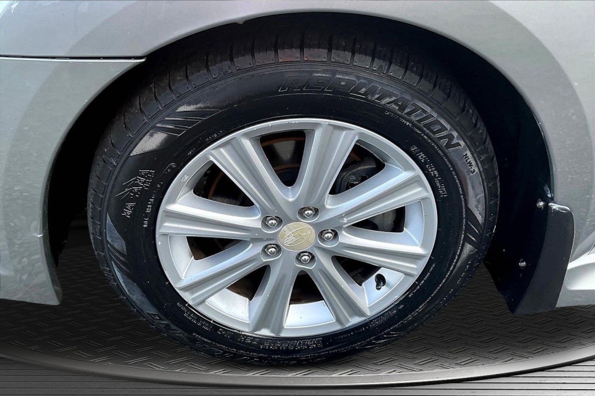Used 2010 Subaru Legacy 2.5i Premium AWD/4WD image 31
