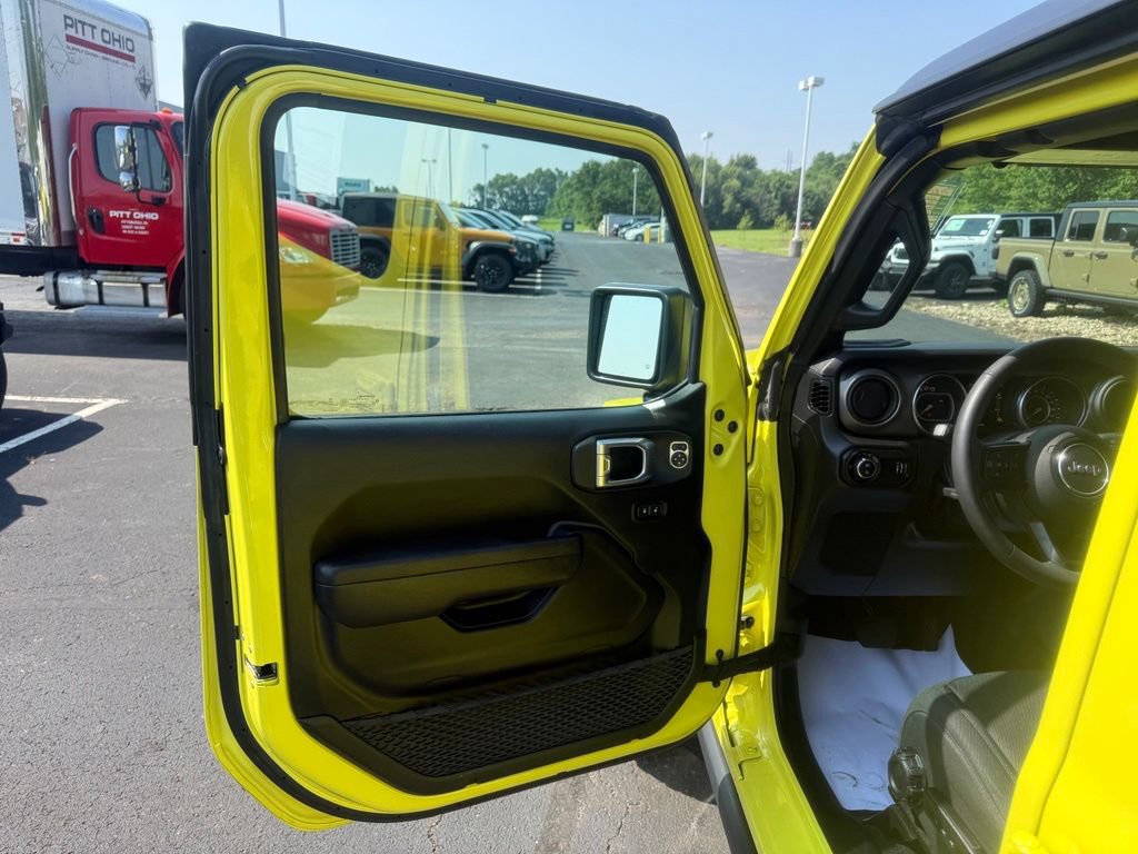 Used 2023 Jeep Gladiator Sport AWD/4WD image 12