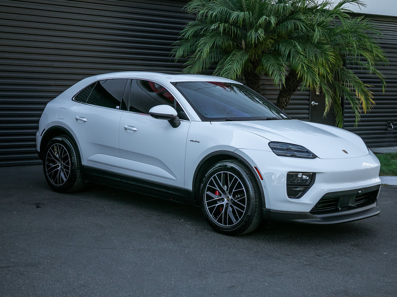 Certified 2025 Porsche Macan 4S Electric AWD/4WD image 6