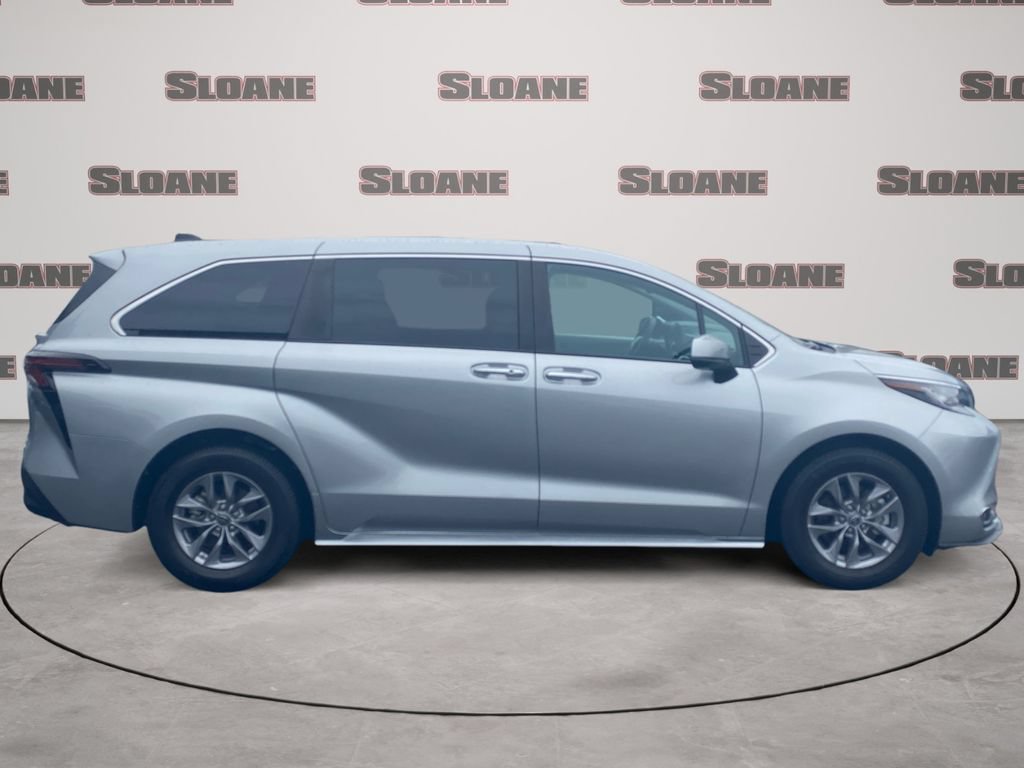 Used 2023 Toyota Sienna XLE AWD/4WD image 6
