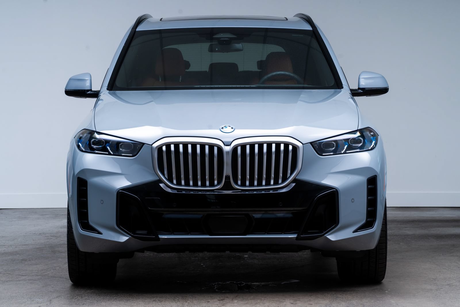 Used 2026 BMW X5 xDrive50e w/ M Sport Package AWD/4WD image 2