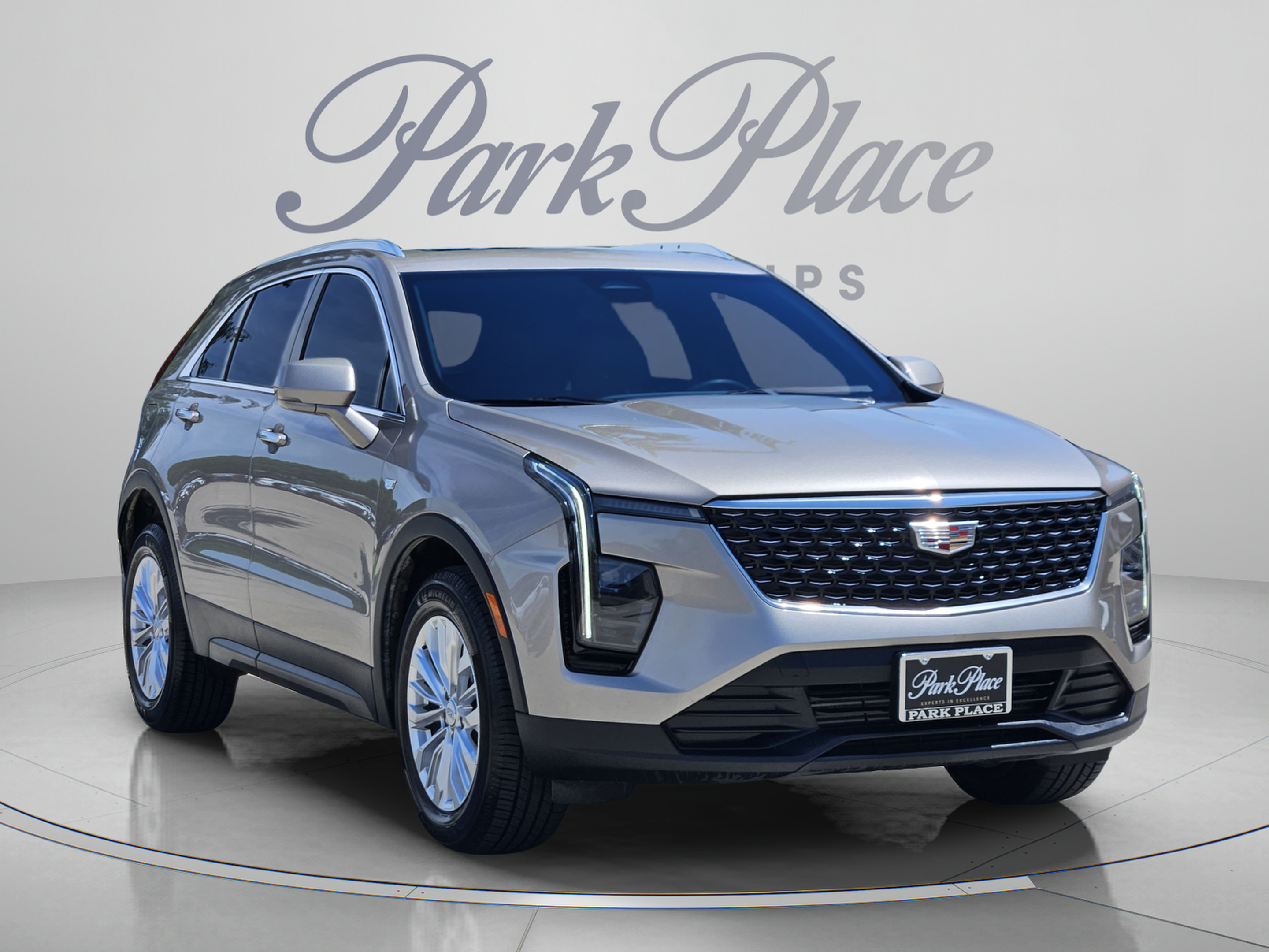 Used 2024 Cadillac XT4 Luxury w/ Cold Weather Package FWD image 4