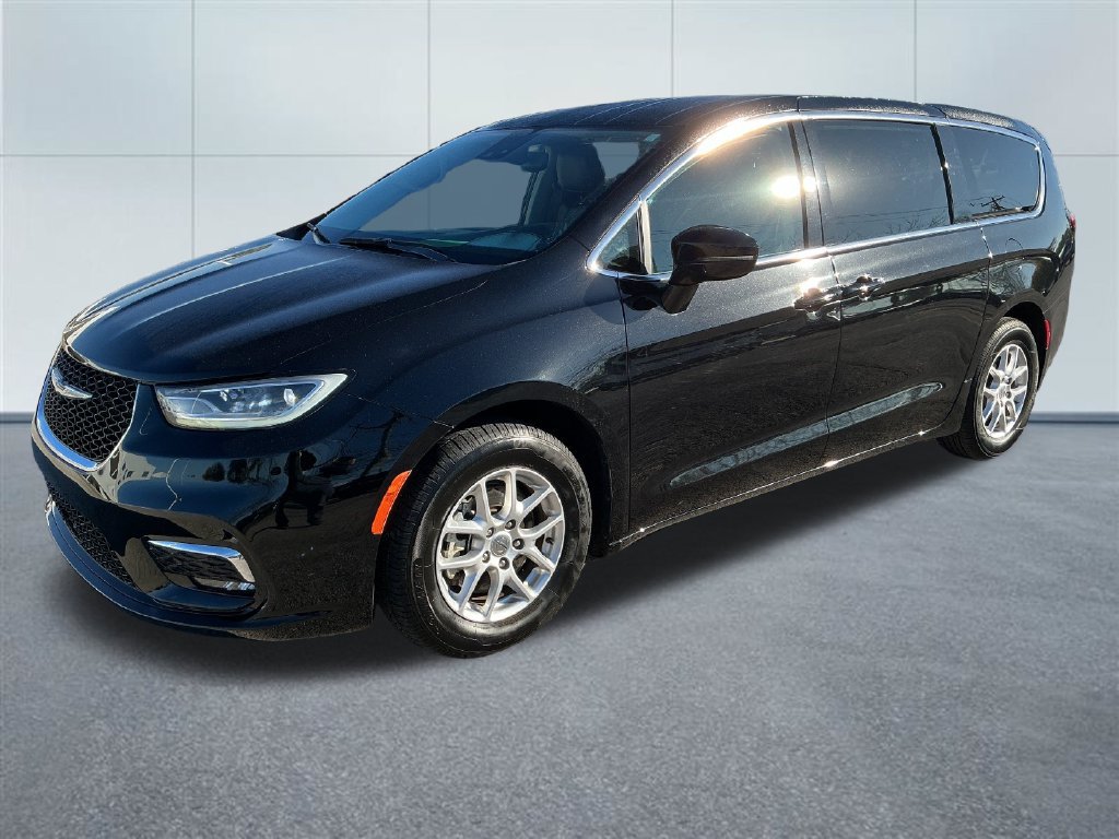 Used 2024 Chrysler Pacifica Touring-L FWD image 2