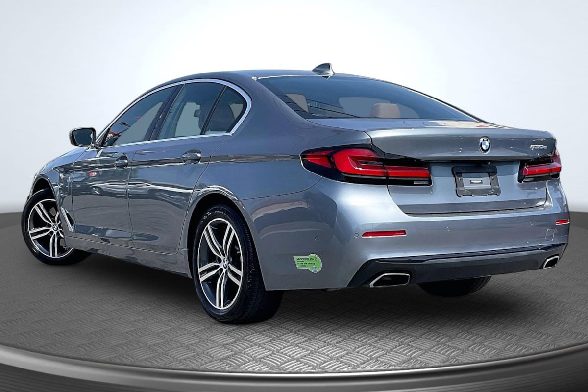 Used 2021 BMW 530e w/ Parking Assistance Package RWD image 2