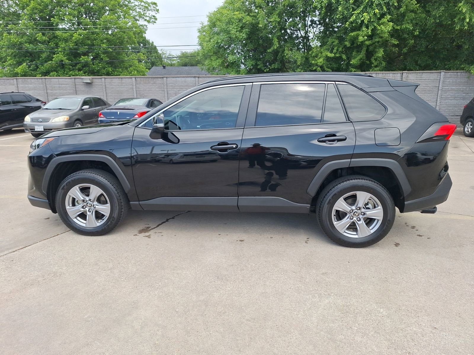 Used 2025 Toyota RAV4 XLE w/ Convenience Package FWD image 3