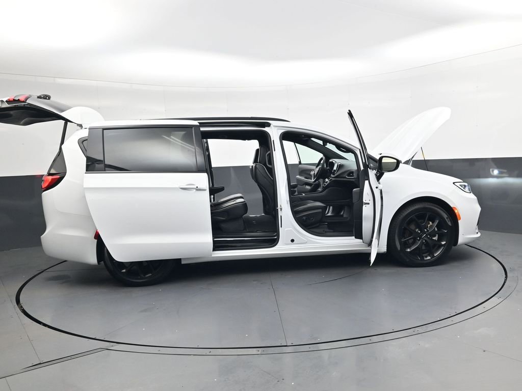 Used 2025 Chrysler Pacifica Limited image 44