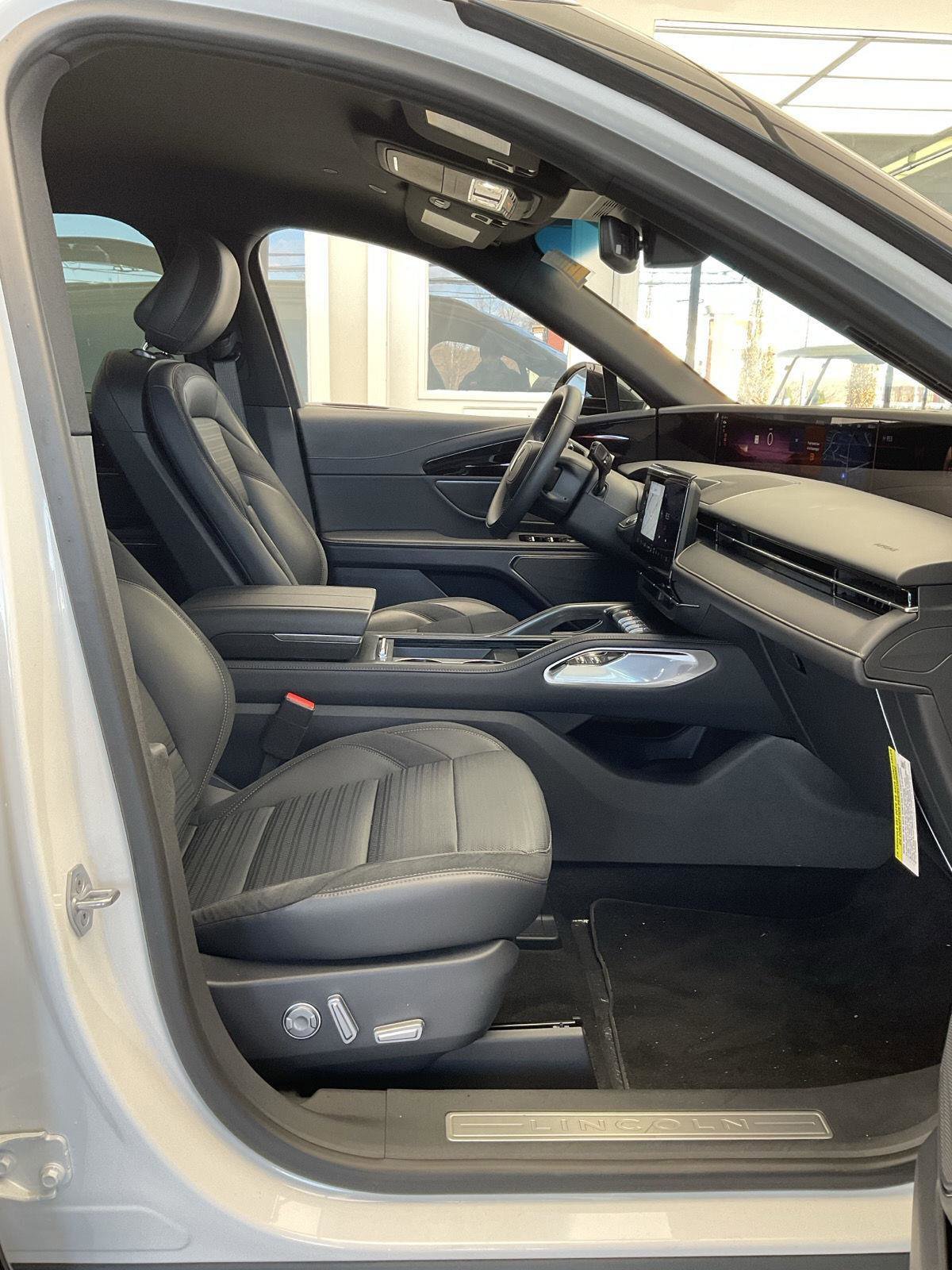 New 2024 Lincoln Nautilus Reserve w/ Jet Appearance Package (87T) image 8