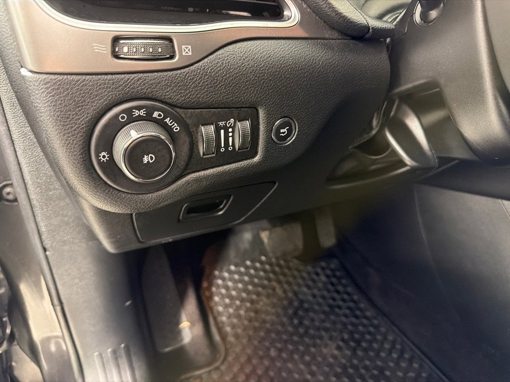 Used 2019 Jeep Cherokee Latitude Plus w/ Comfort/Convenience Group image 14