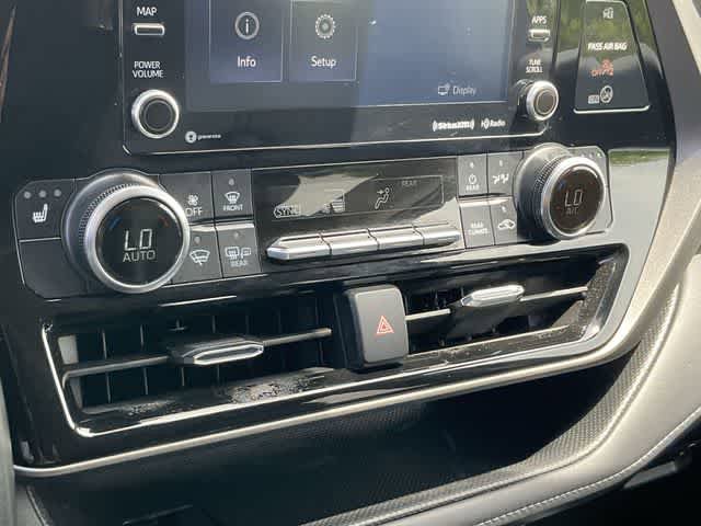 Used 2022 Toyota Highlander XLE AWD/4WD image 23