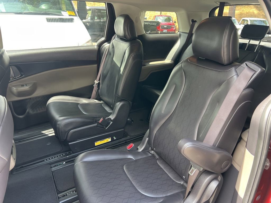 Used 2025 Kia Carnival FWD image 5