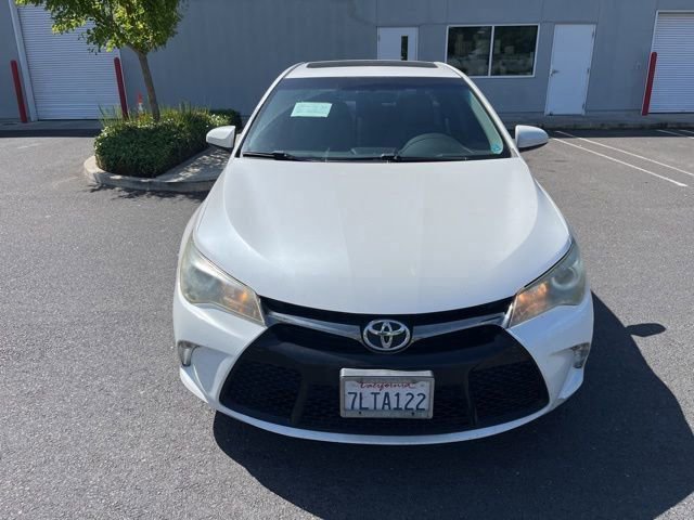 Used 2015 Toyota Camry SE w/ Moonroof Package FWD image 2