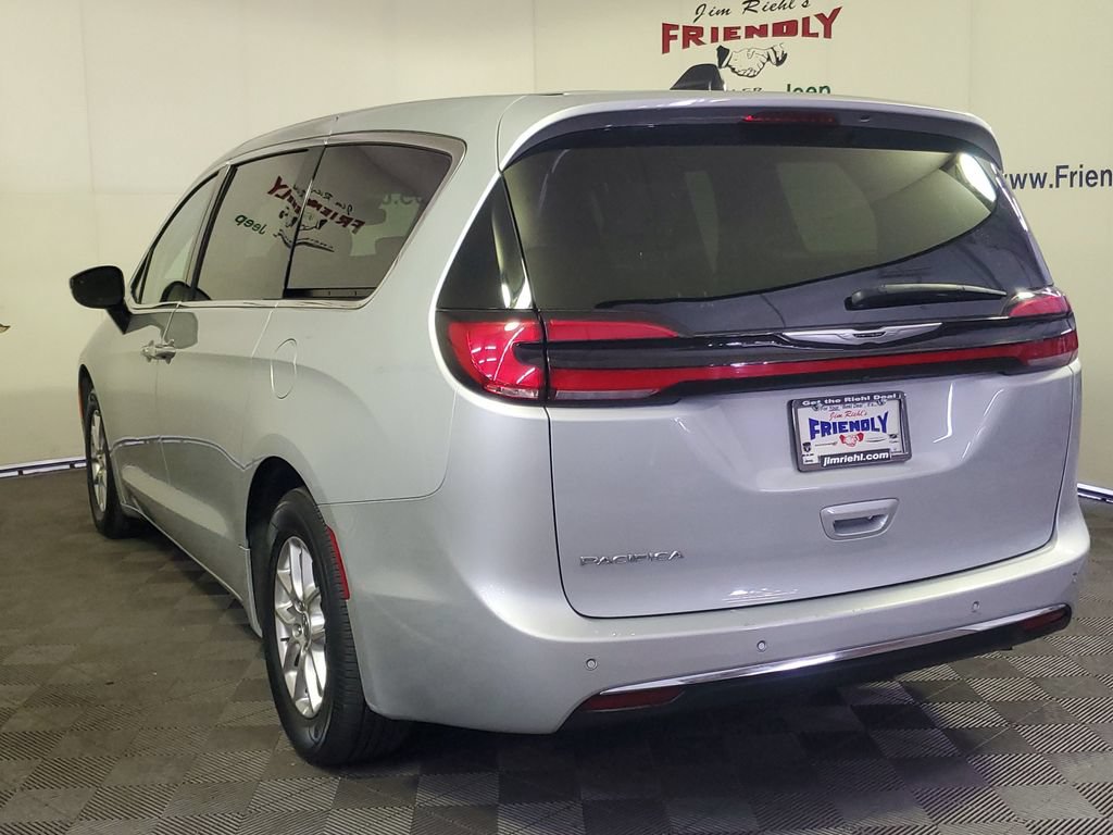 Used 2024 Chrysler Pacifica Touring-L FWD image 4