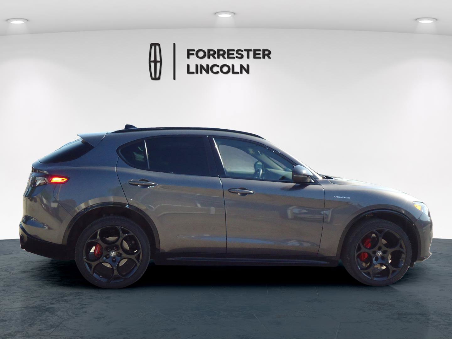 Used 2024 Alfa Romeo Stelvio Veloce AWD/4WD image 2