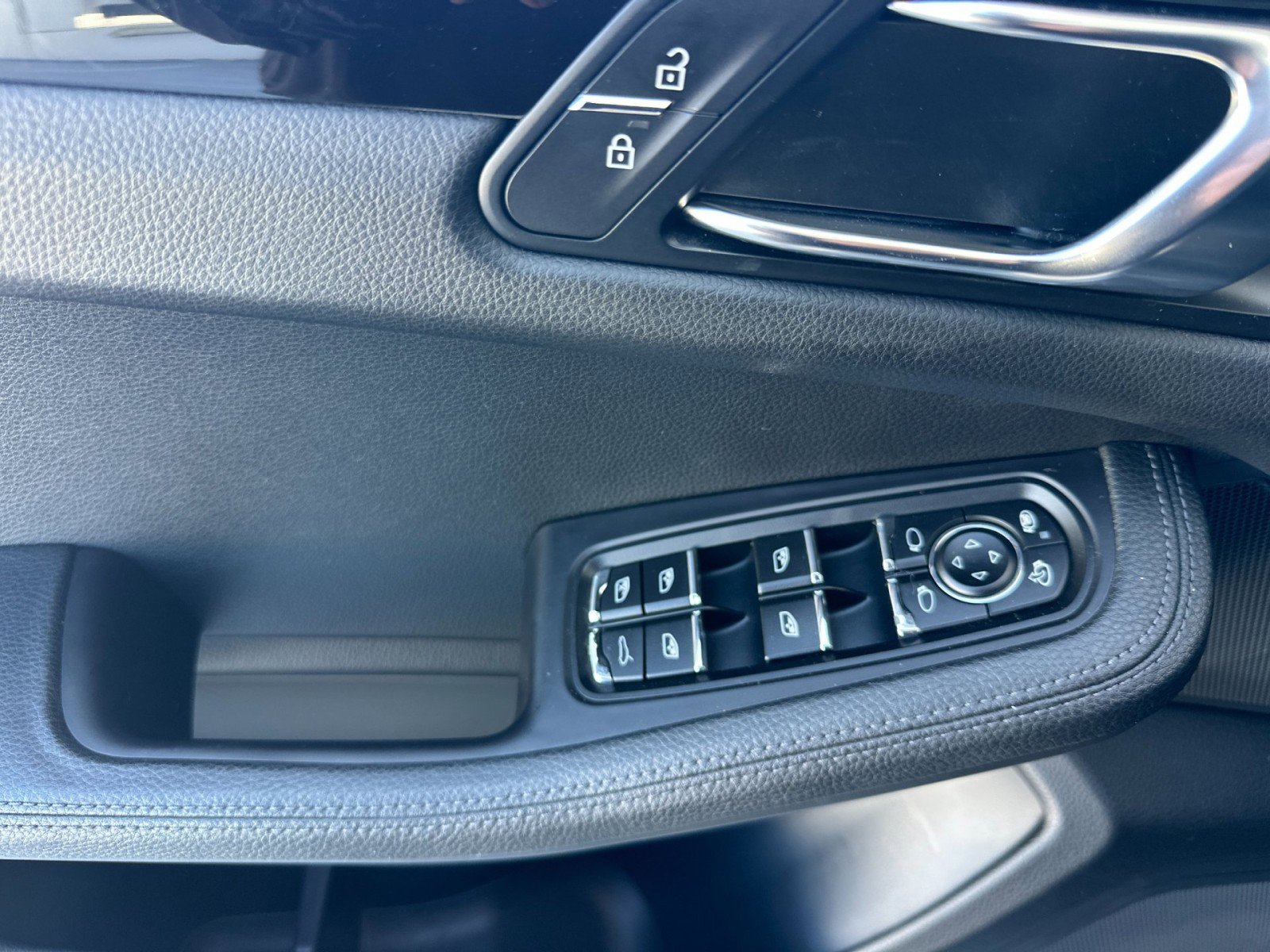 Certified 2021 Porsche Macan AWD/4WD image 12