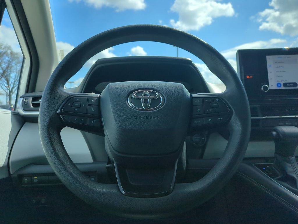 Used 2025 Toyota Sienna LE image 23