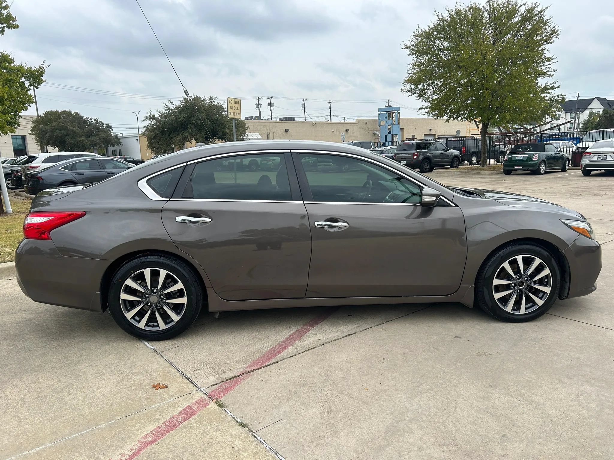 Used 2017 Nissan Altima 2.5 SL w/ 2.5 Technology Package FWD image 5