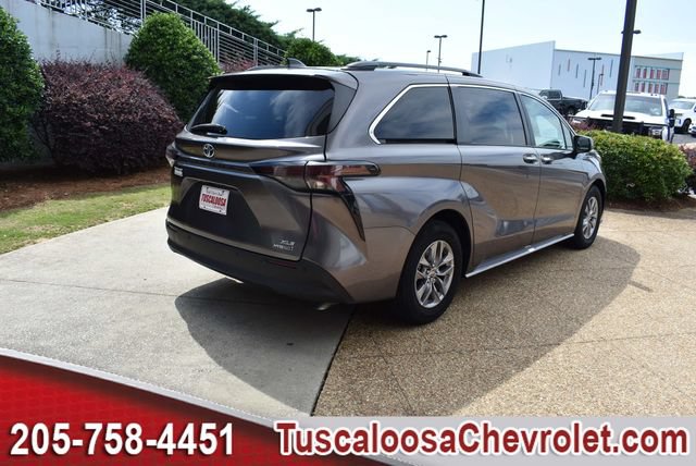 Used 2023 Toyota Sienna XLE FWD image 12