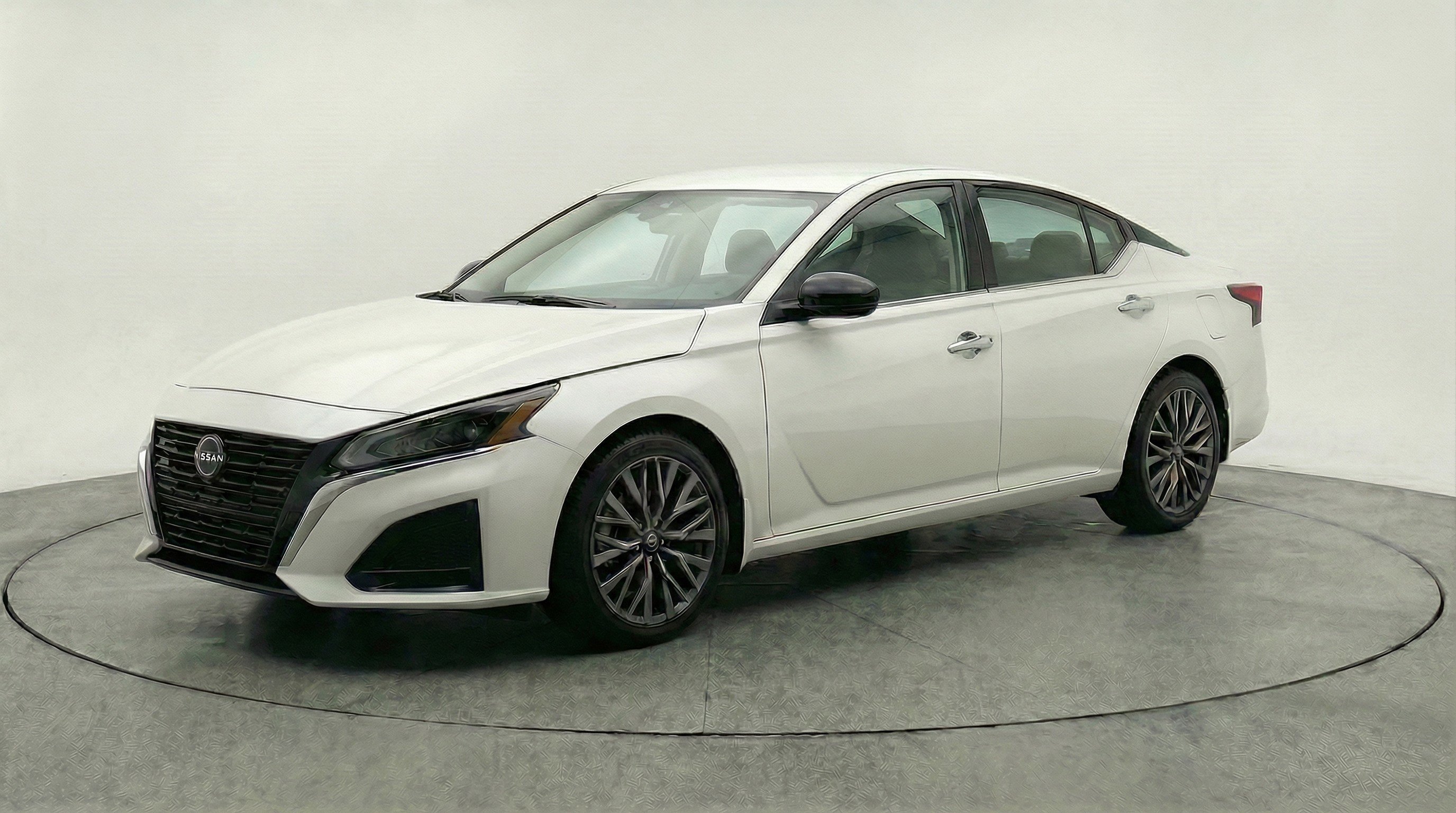 Used 2025 Nissan Altima 2.5 SV image 3