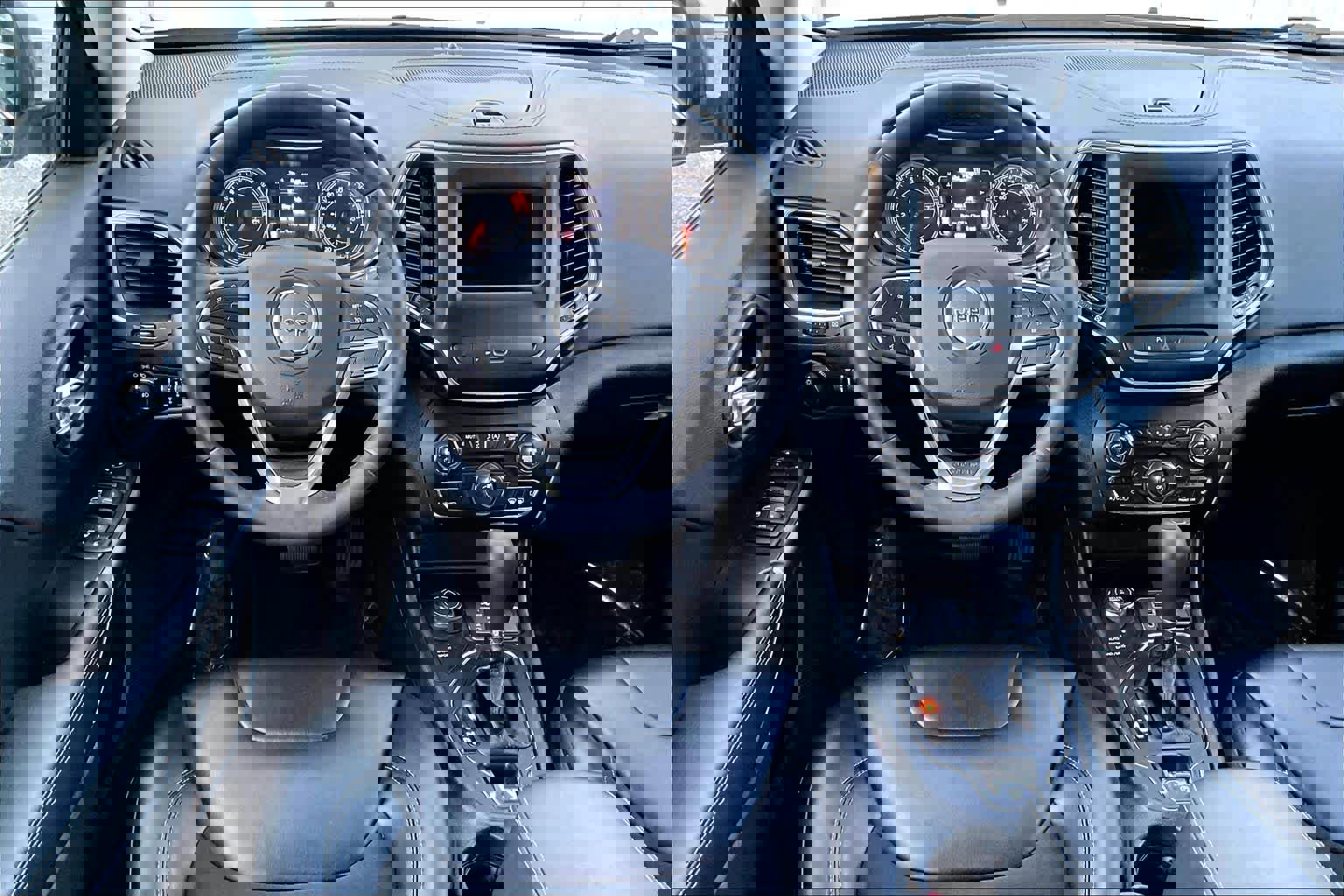 Used 2019 Jeep Cherokee Latitude Plus w/ Cold Weather Group image 5