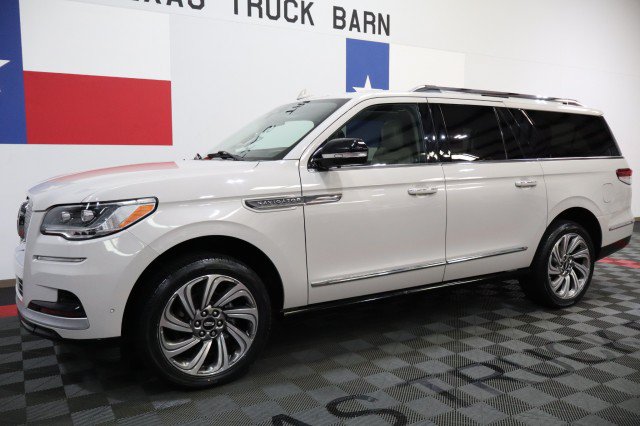 Used 2022 Lincoln Navigator L Reserve RWD image 2