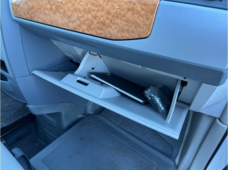 Used 2010 Chrysler Town & Country Limited image 35