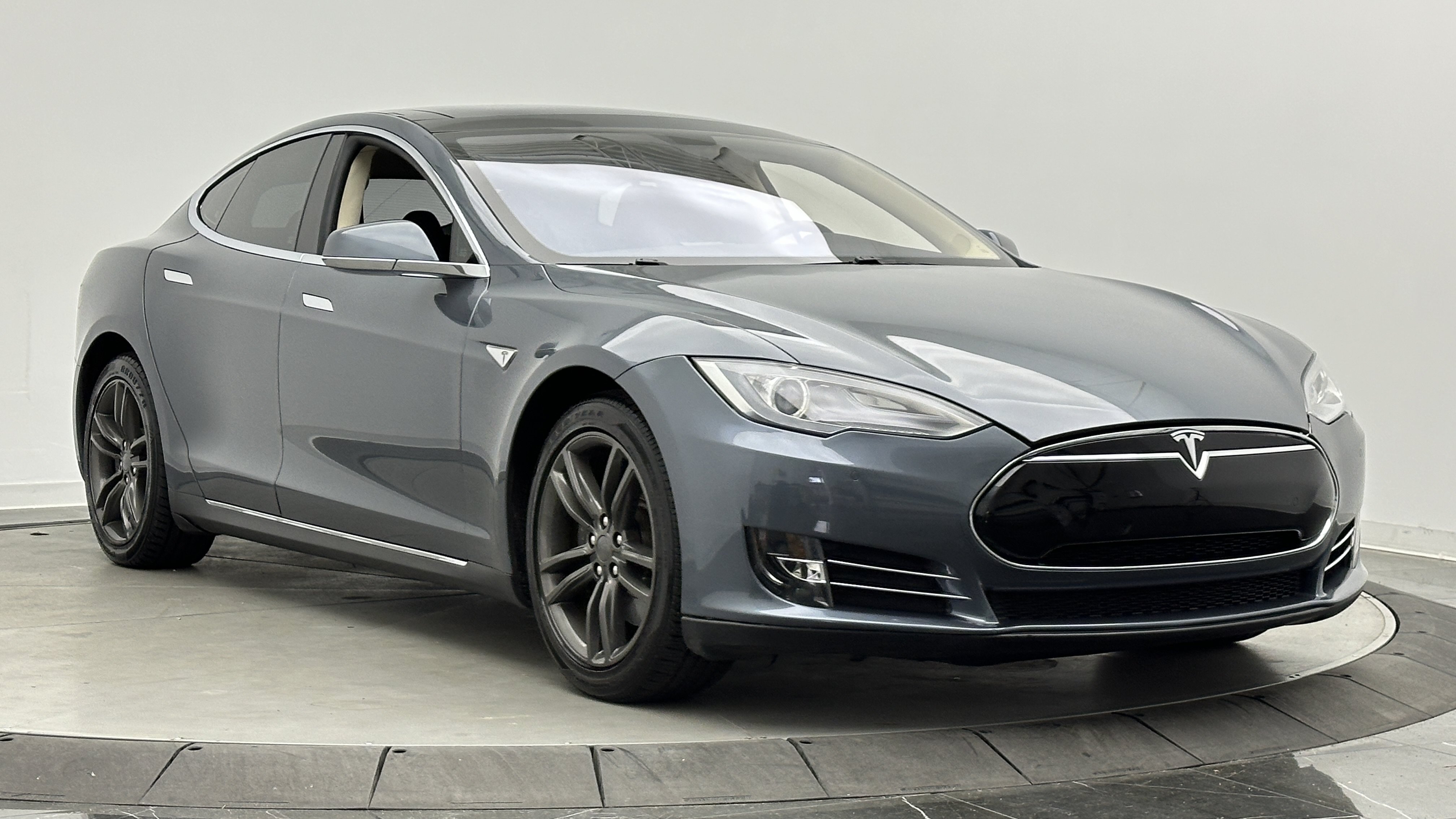 Used 2014 Tesla Model S 60 RWD image 3