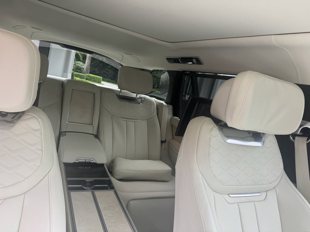 Used 2025 Land Rover Range Rover SV image 31
