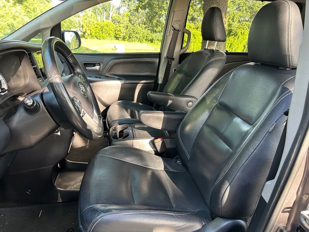 Used 2016 Toyota Sienna SE FWD image 15
