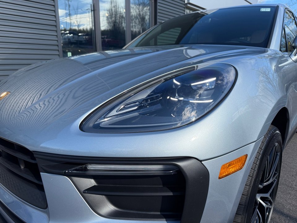 Certified 2025 Porsche Macan Turbo image 13