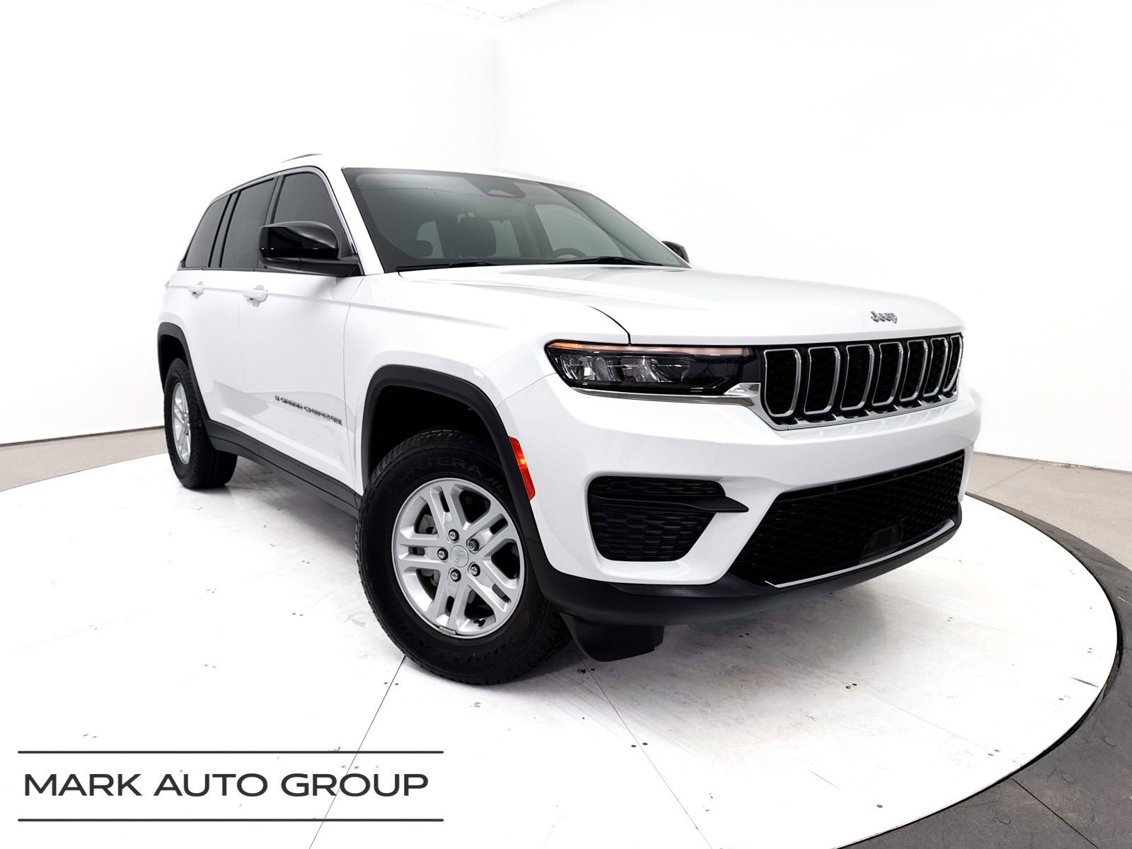 Used 2023 Jeep Grand Cherokee Laredo w/ Luxury Tech Group I AWD/4WD image 1