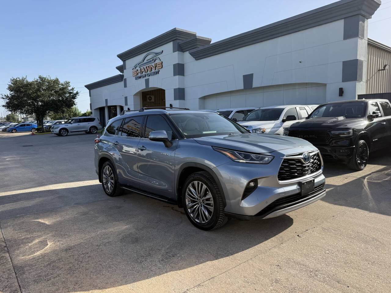 Used 2021 Toyota Highlander Platinum AWD/4WD image 2