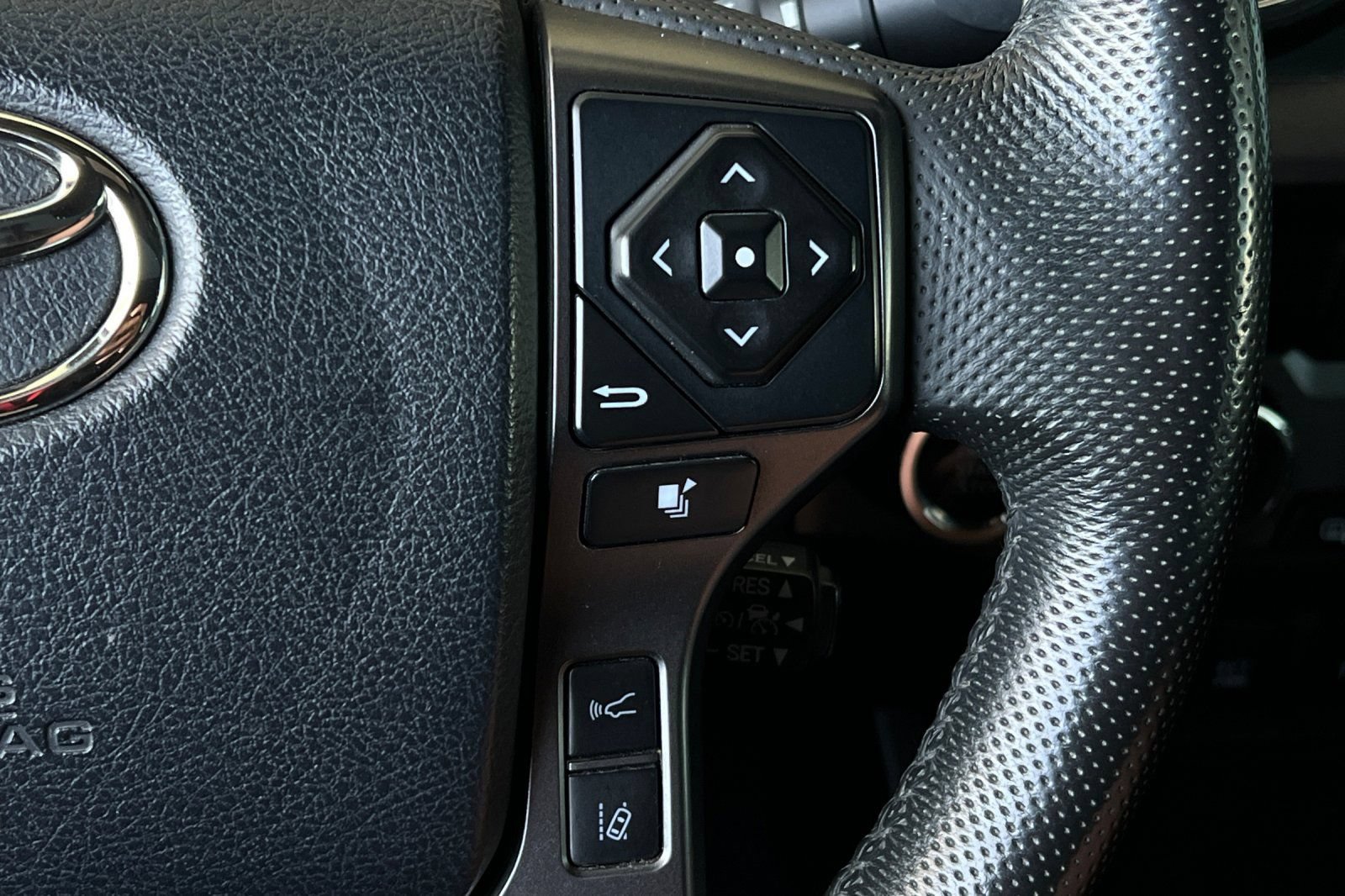 Used 2019 Toyota Tacoma TRD Off-Road w/ TRD Premium Off Road Package AWD/4WD image 32