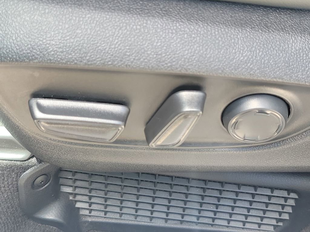 Used 2025 Toyota Sienna XLE FWD image 23