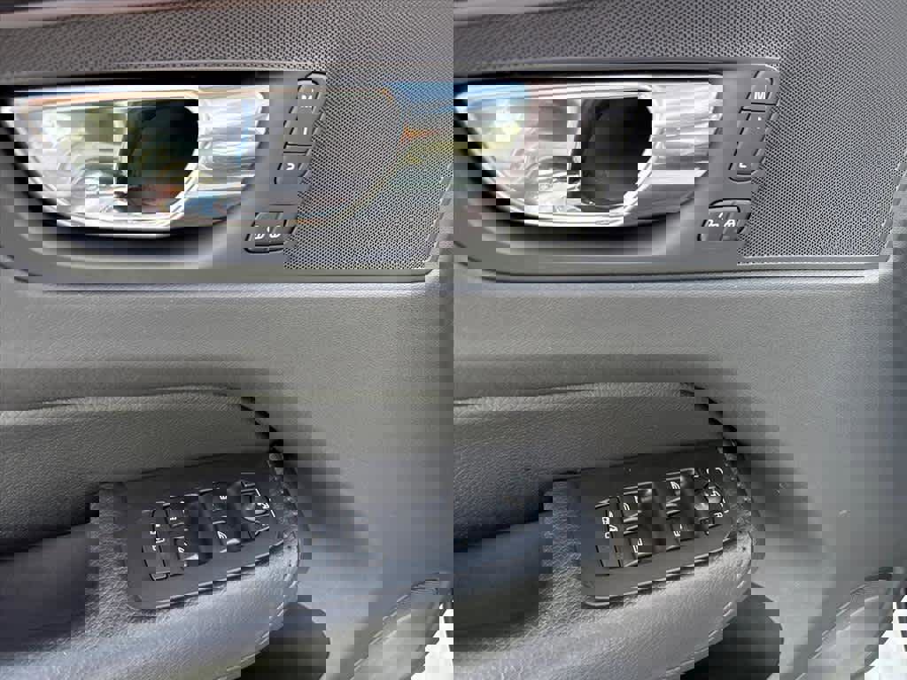 Used 2018 Volvo XC60 T6 Momentum w/ Convenience Package image 21