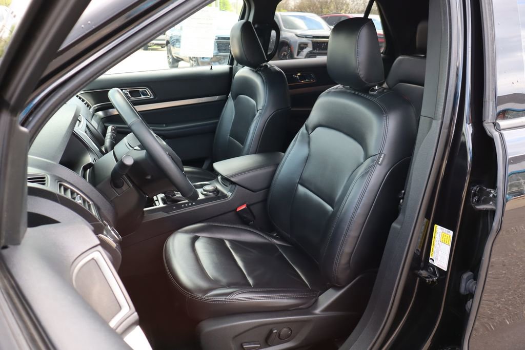 Used 2019 Ford Explorer XLT w/ Equipment Group 202A AWD/4WD image 11