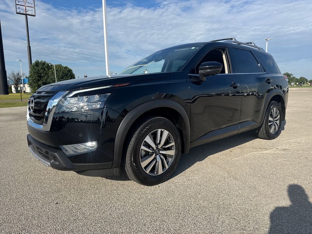 Used 2025 Nissan Pathfinder SL FWD image 2
