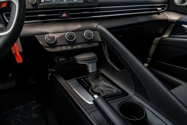 Certified 2025 Hyundai Elantra SE image 15