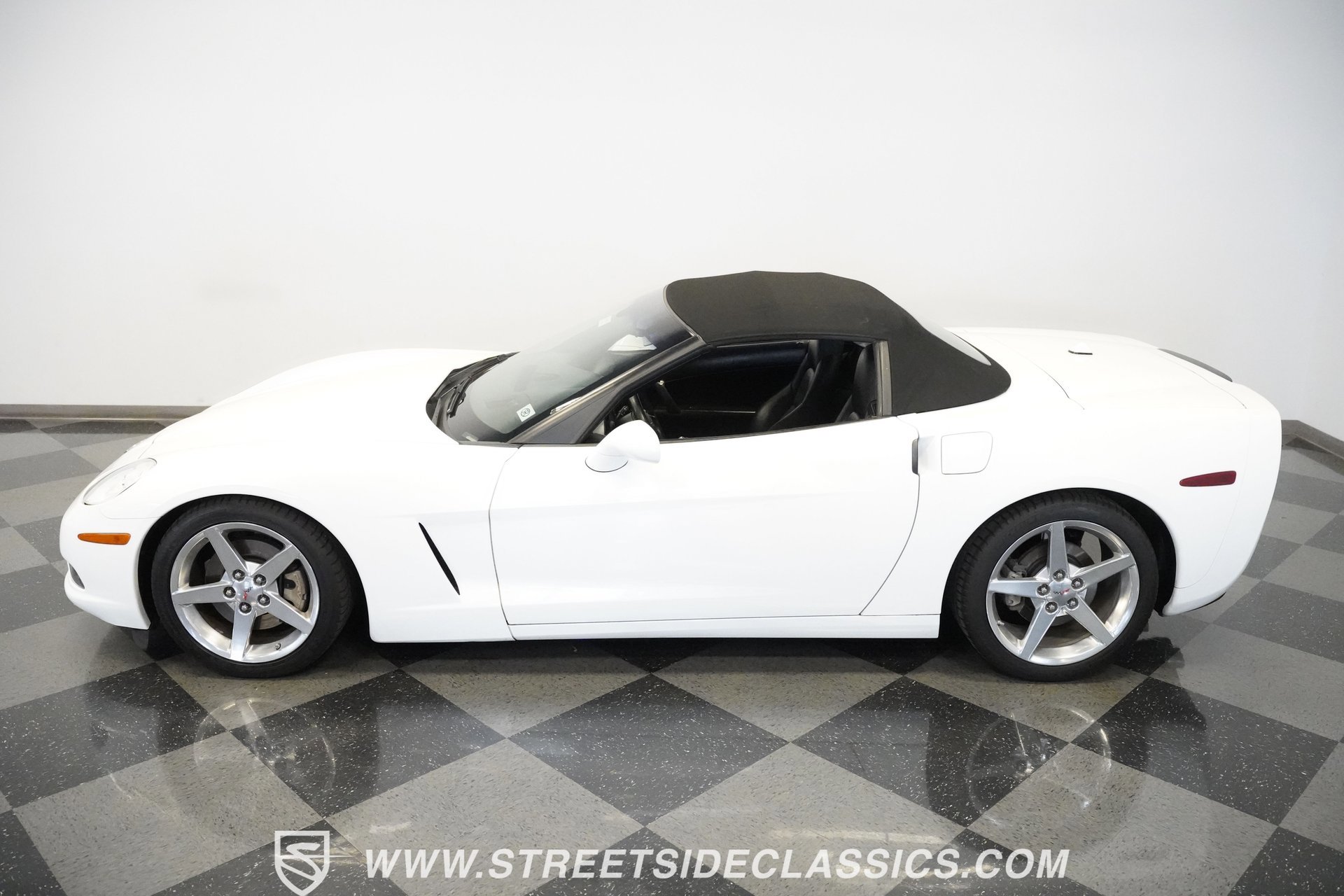 Used 2005 Chevrolet Corvette Convertible w/ Preferred Equipment Group image 10