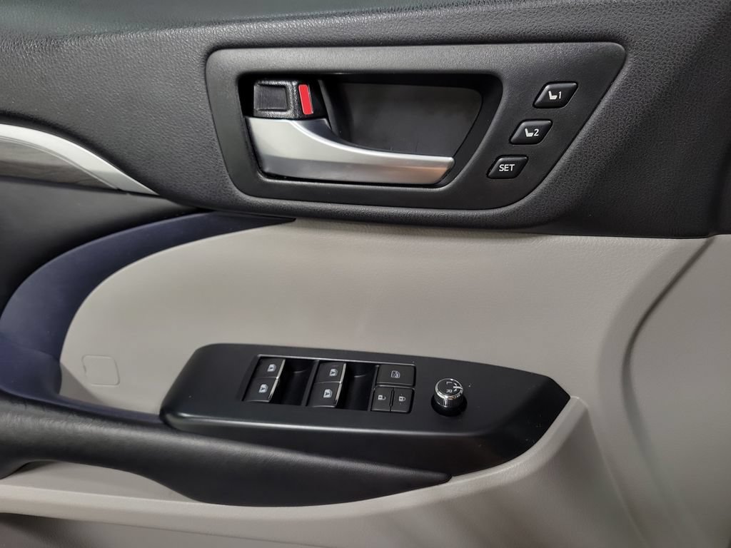 Used 2019 Toyota Highlander Limited Platinum AWD/4WD image 27