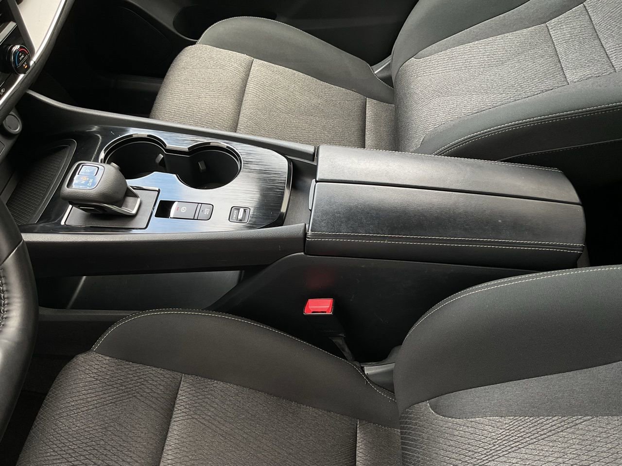 Used 2025 Nissan Rogue SV image 33