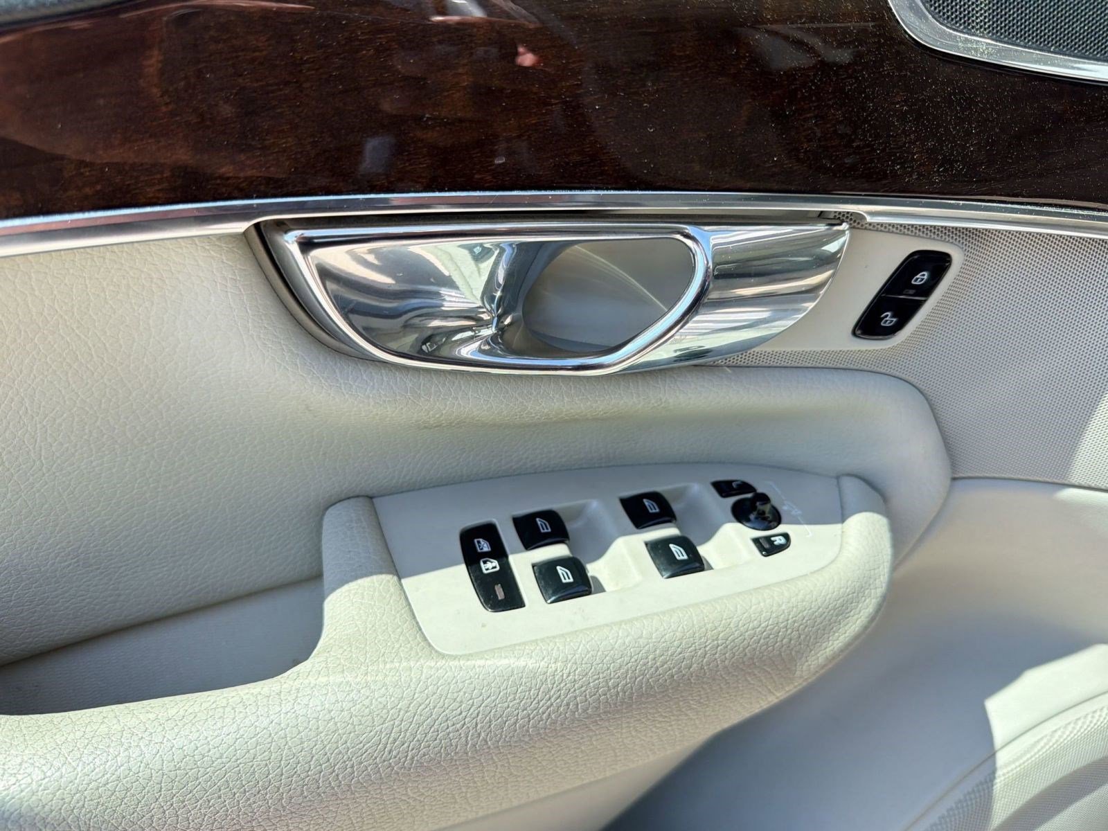 Used 2016 Volvo XC90 T6 Momentum image 12