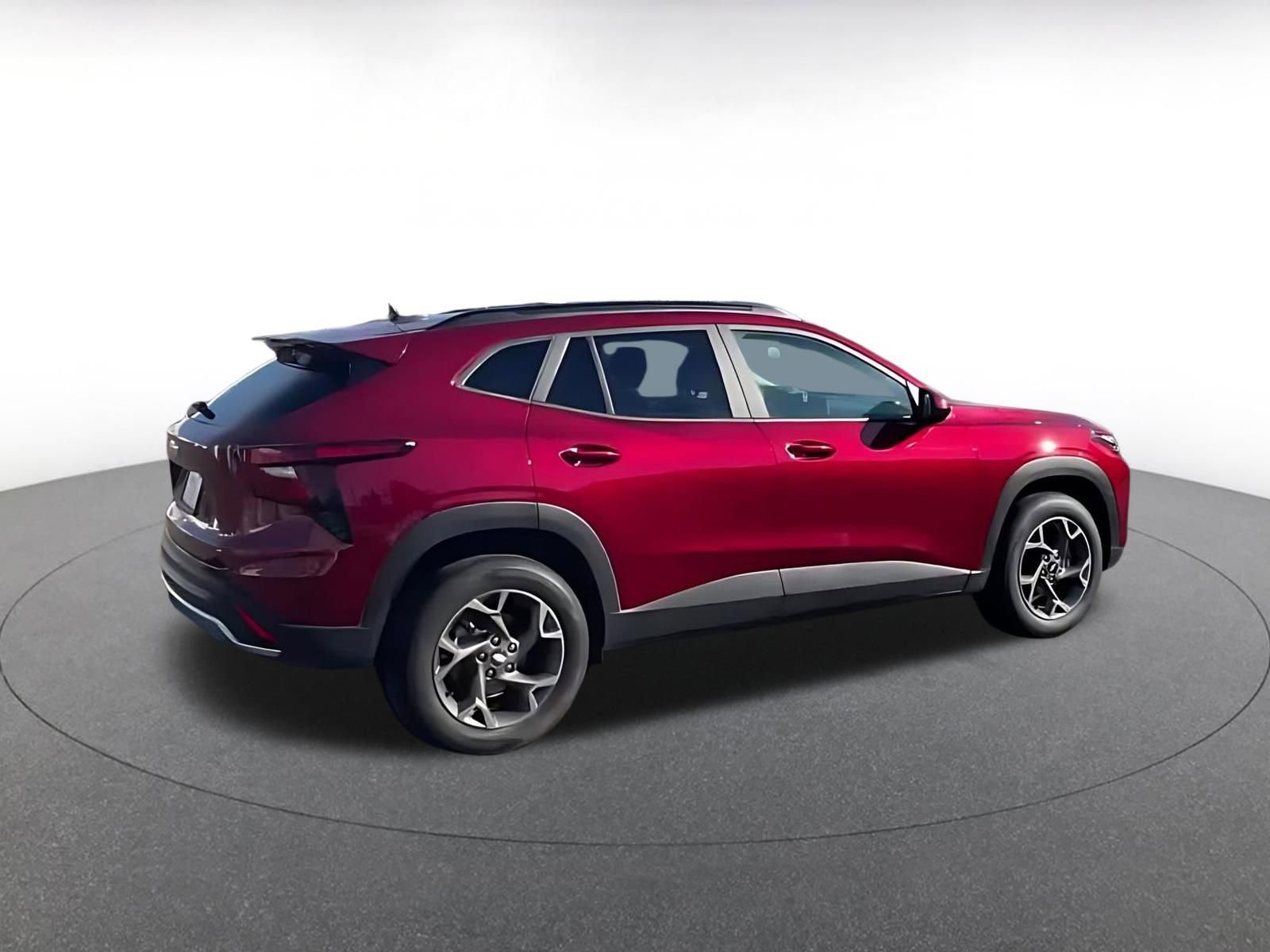 Used 2025 Chevrolet Trax LT FWD image 12