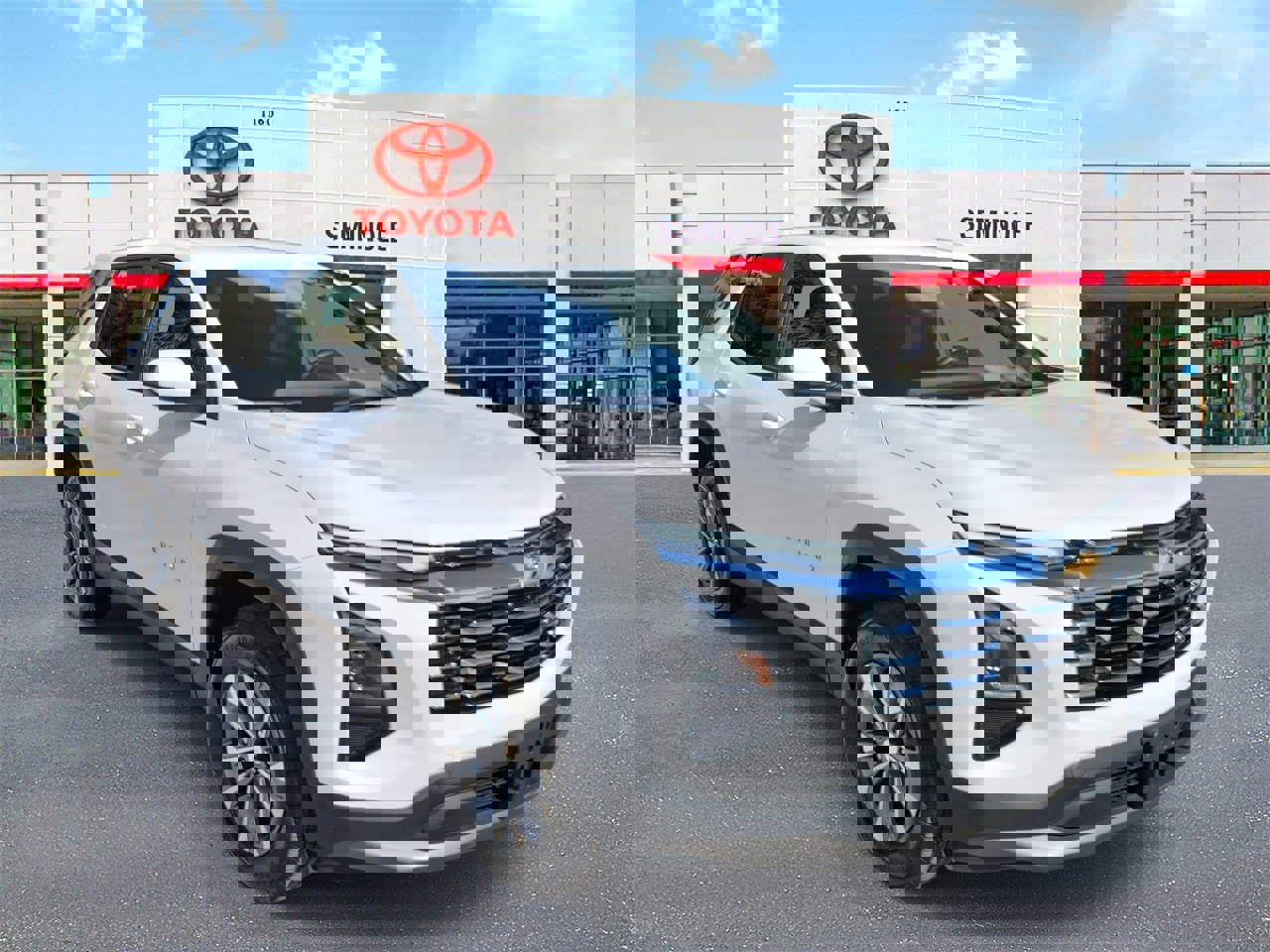 Used 2025 Chevrolet Equinox LT image 2