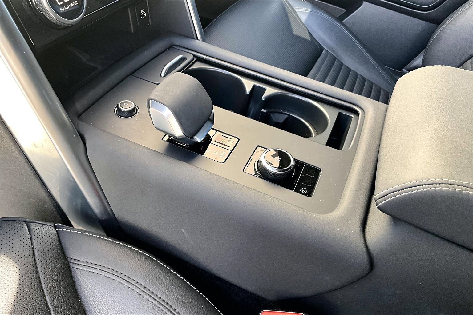 Used 2023 Land Rover Discovery S R-Dynamic image 16