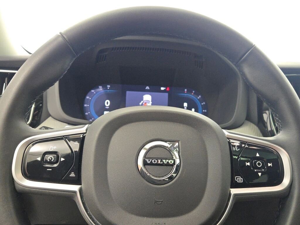 Used 2025 Volvo XC60 B5 Plus image 36