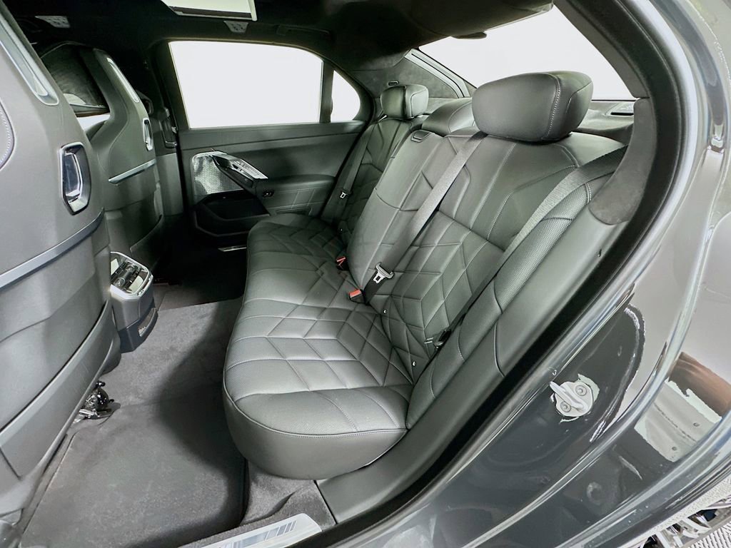 New 2026 BMW 760i xDrive w/ Executive Package image 17