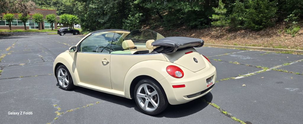 Used 2010 Volkswagen Beetle Convertible FWD image 13