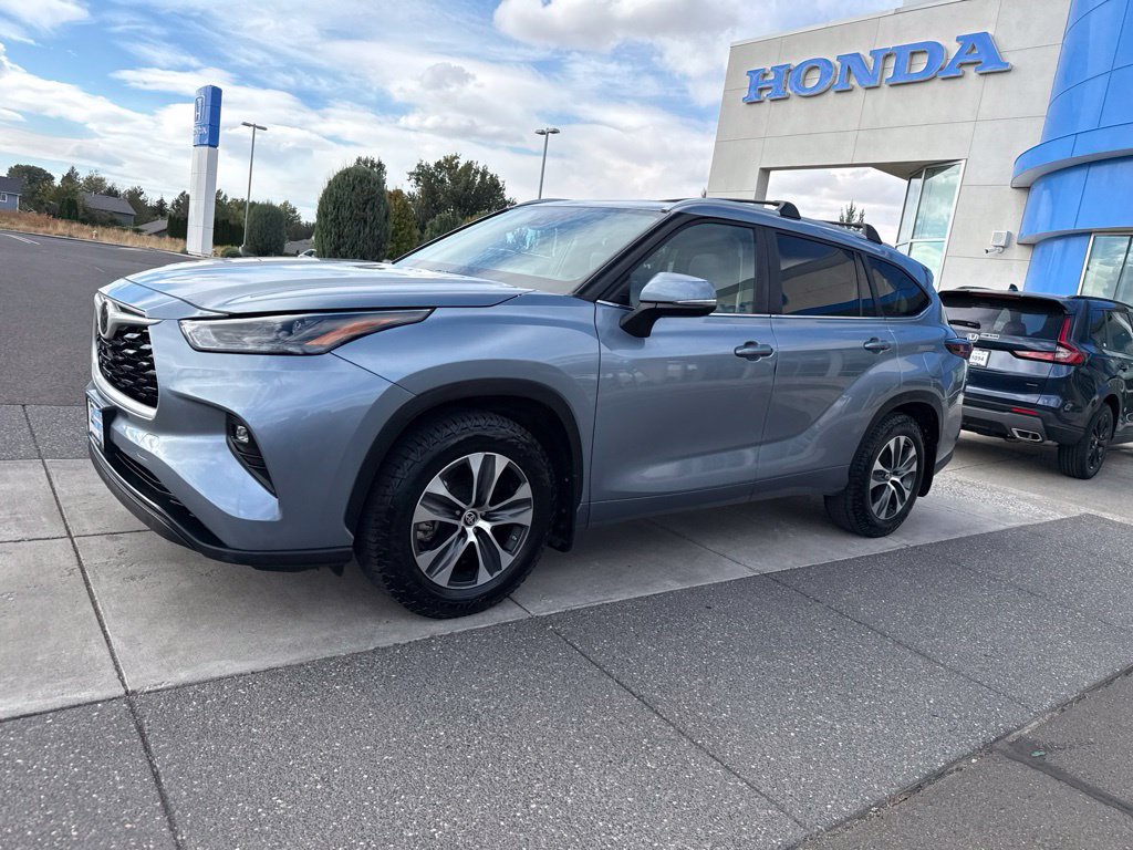 Used 2024 Toyota Highlander XLE AWD/4WD image 13
