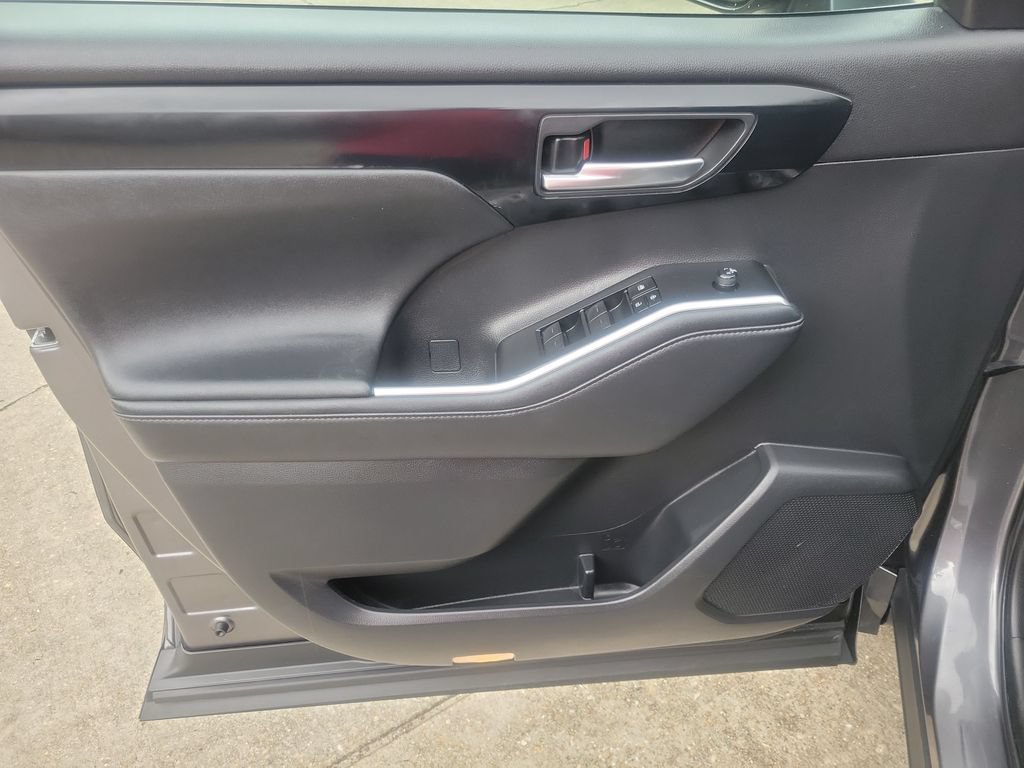 Certified 2024 Toyota Highlander XLE FWD image 12