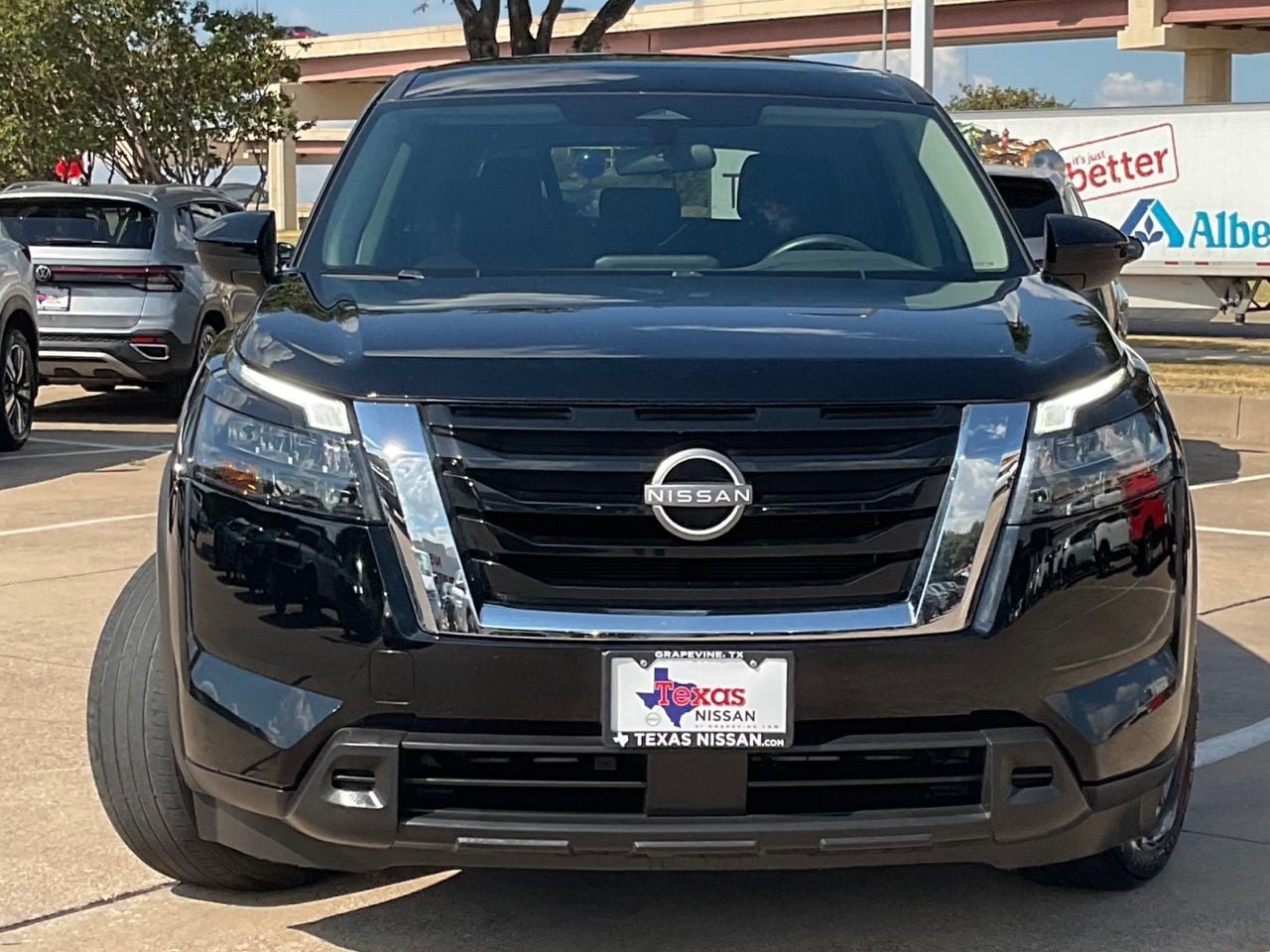 Used 2024 Nissan Pathfinder S FWD image 2